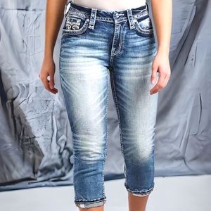 Buckle” Rock Revival’ Janelle Capri Jeans.